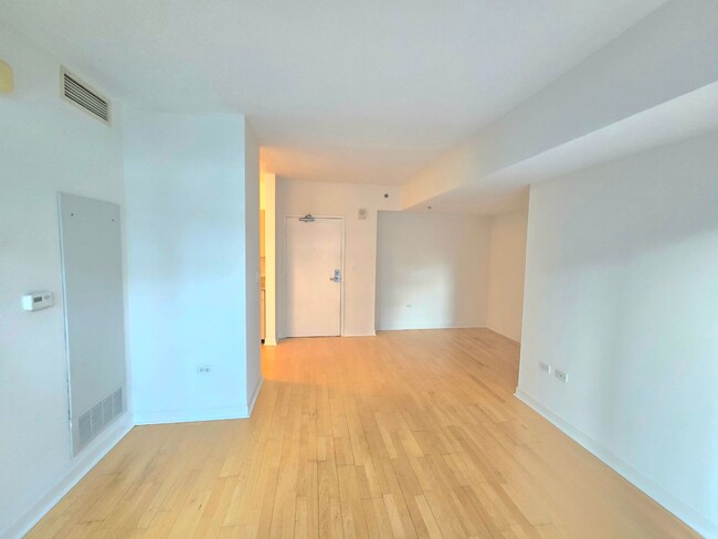 Building Photo - Bright 1B/1BA located at Acqua Vista in Do...