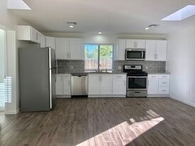 Building Photo - 3219 E Bermuda St