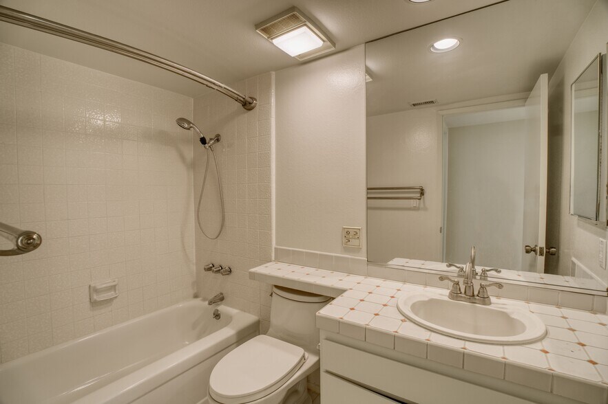 Building Photo - 19946 Turnberry Dr