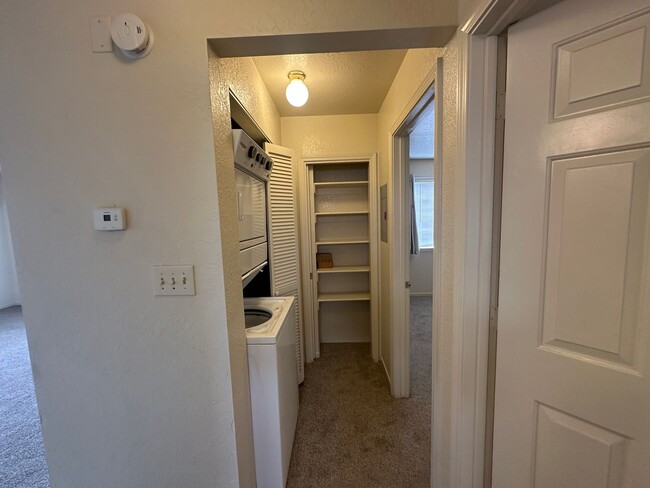 Building Photo - Adorable Midtown Condo!