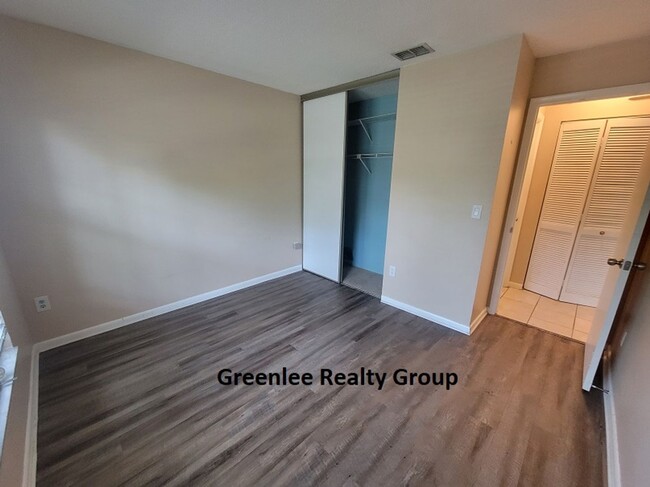 Building Photo - Updated 1st floor condo – 2 Bed/2 Bath- Ga...