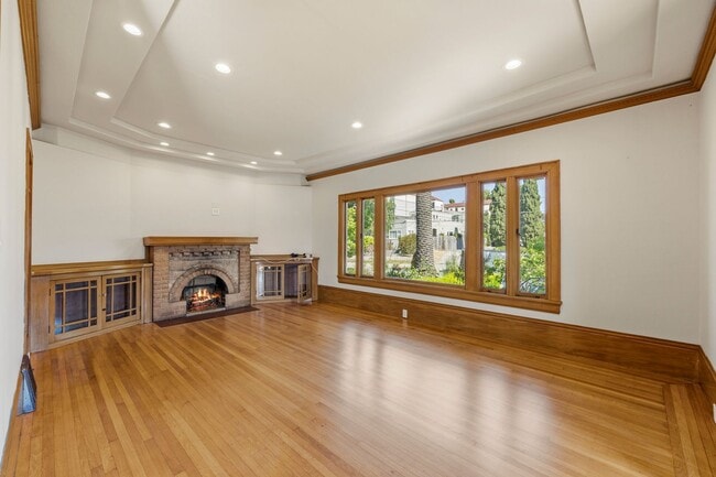 Building Photo - Classic 3bed/2bath Home Near Lake Merritt with Fresh Updates