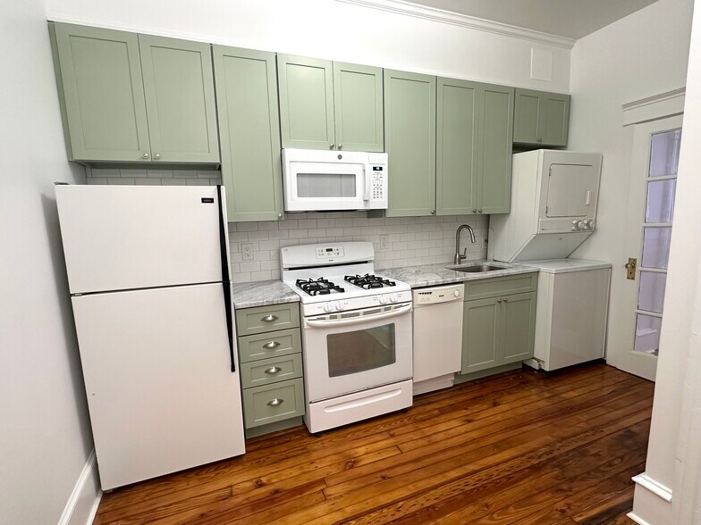 Eat-in kitchen with quartzite countertop, dishwasher, microwave, garbage disposal, and washer & drye - 336 Fitzwater St