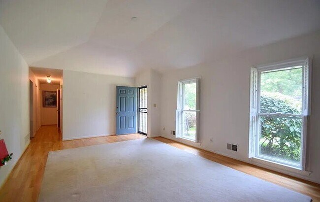 Building Photo - 614 Stivers Rd