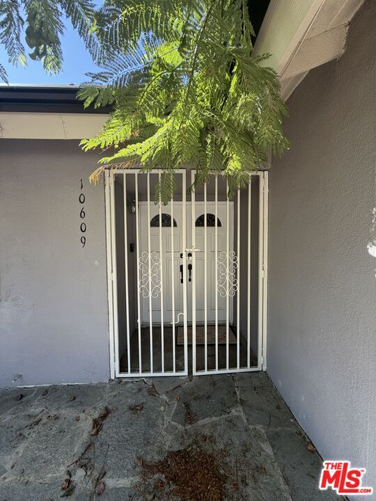 Building Photo - 10609 Reseda Blvd