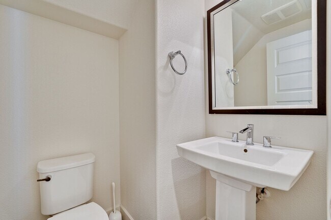 Building Photo - Modern Townhome in Prime Location — Walkab...