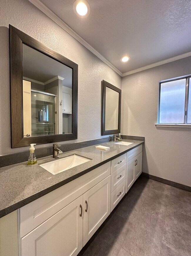 Building Photo - Upgraded Three Bedroom Duplex!