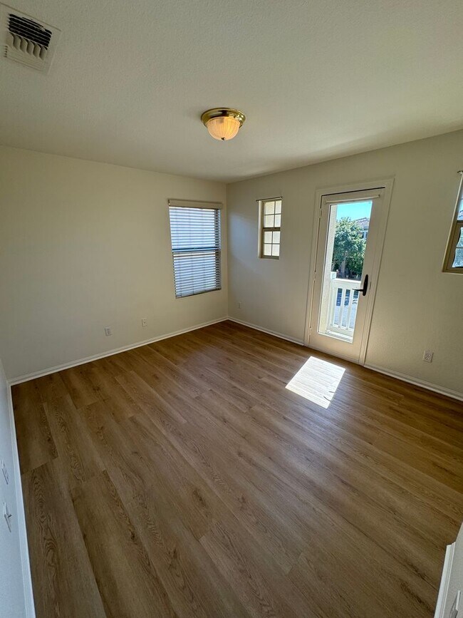 Building Photo - 4 Bedroom + Utility Room / 3.5 Bath Home F...