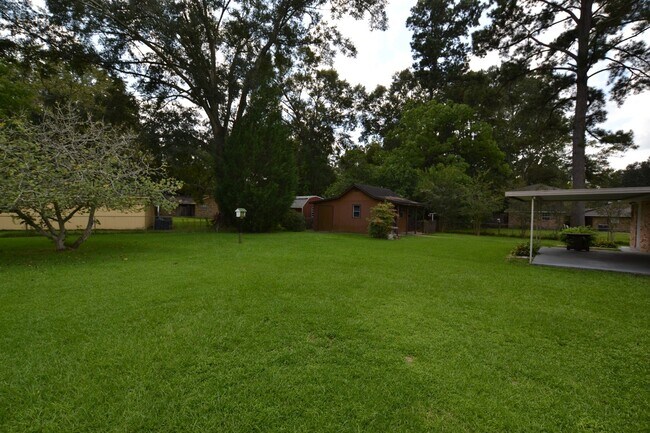 Building Photo - Baker's Historic Buffwood Subdivision, 3 bedroom, 2 bath home loaded with amenities