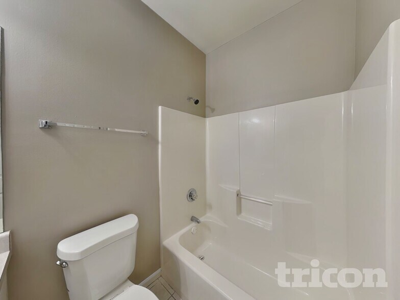 Building Photo - 112 Falling Waters Dr