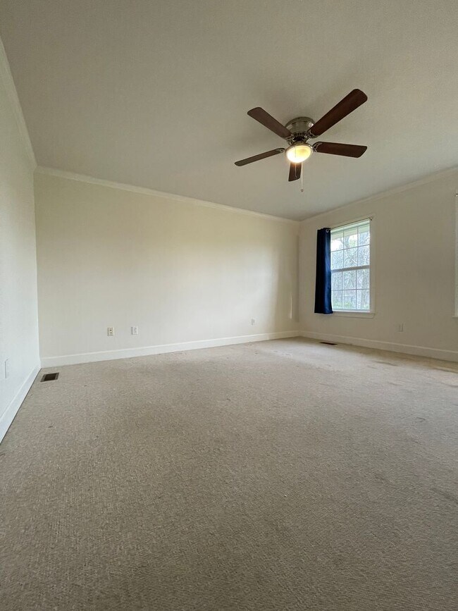 Building Photo - Spacious country home for lease