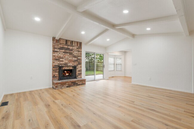 Building Photo - 3 Bed | 2 Bath near Downtown Tulsa!