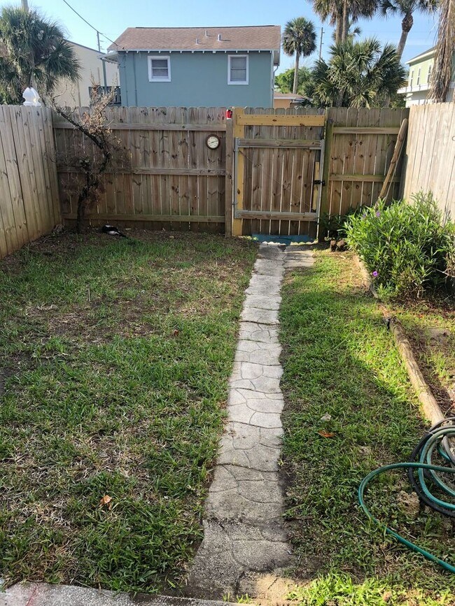 Building Photo - 2 Bed 1.5 Bath Townhome Located in Jacksonville Beach - Fenced in Yard!