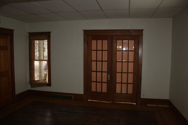 Building Photo - 813 E Third St
