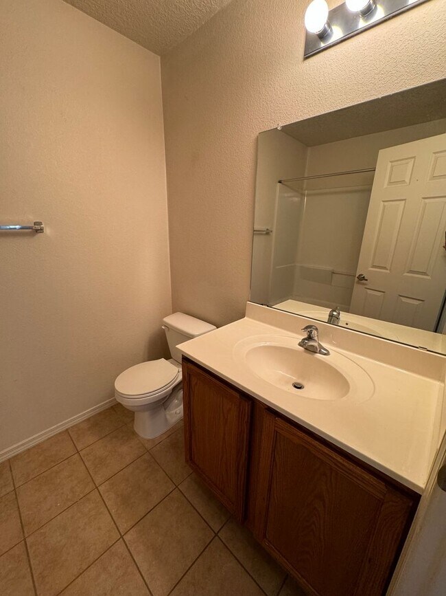 Building Photo - Great 3 bed, 2 bath, home in Huning Ranch!