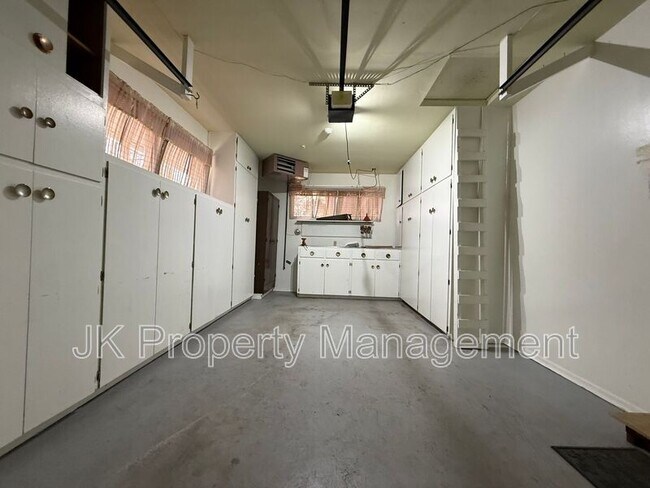 Building Photo - 1726 Alder Dr