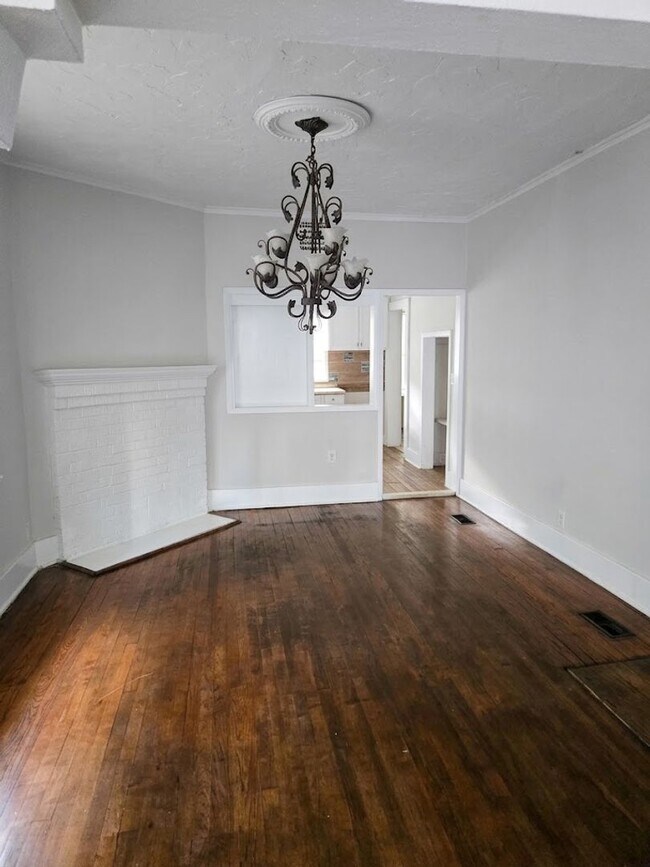 Building Photo - 821 W 39th St