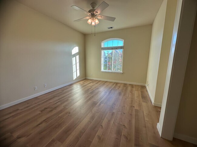 Building Photo - 841 Lawrence Dr