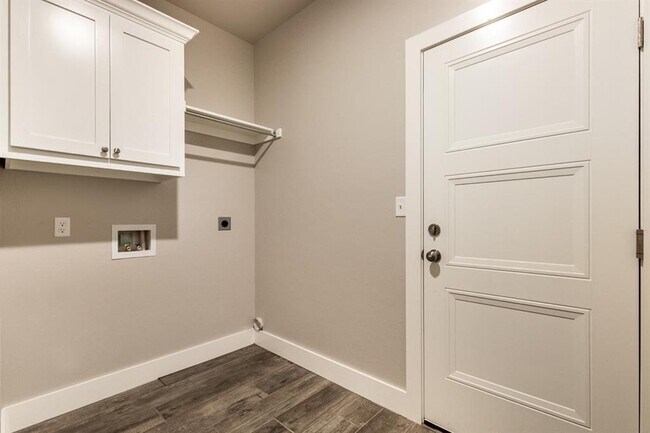 Building Photo - 2541 Fallview Dr