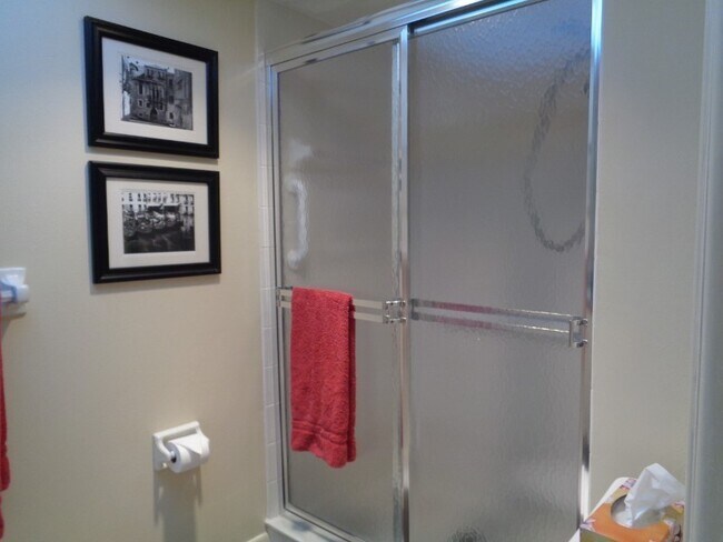 Building Photo - 2BR/2BA Ground Level Condo in Venice Ave C...