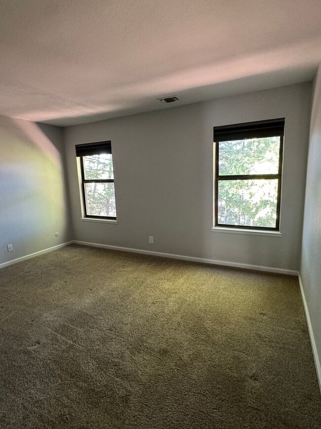 Building Photo - Remodeled 2-Bed, 2-Bath Condovwalking distance to Downtown Auburn! Super clean!