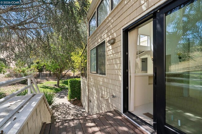 Building Photo - 660 La Casa Via
