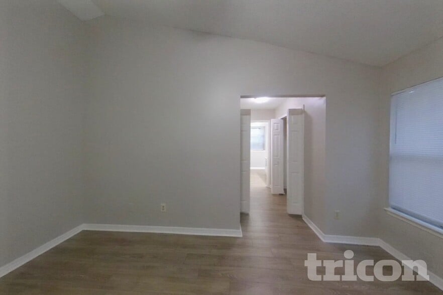 Building Photo - 1313 Independence Dr