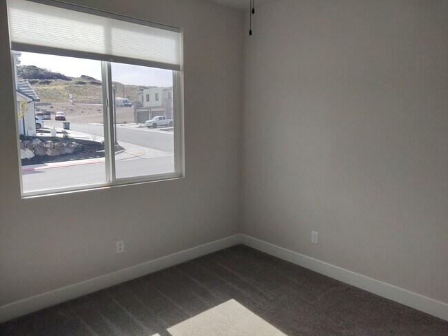 Building Photo - 1 Bedroom + Den 1.5 bath 2 Car Garage VIEWS & VIEWS!