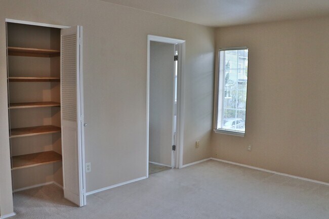 Building Photo - 3 Bed 2.5 Bath House In Leschi