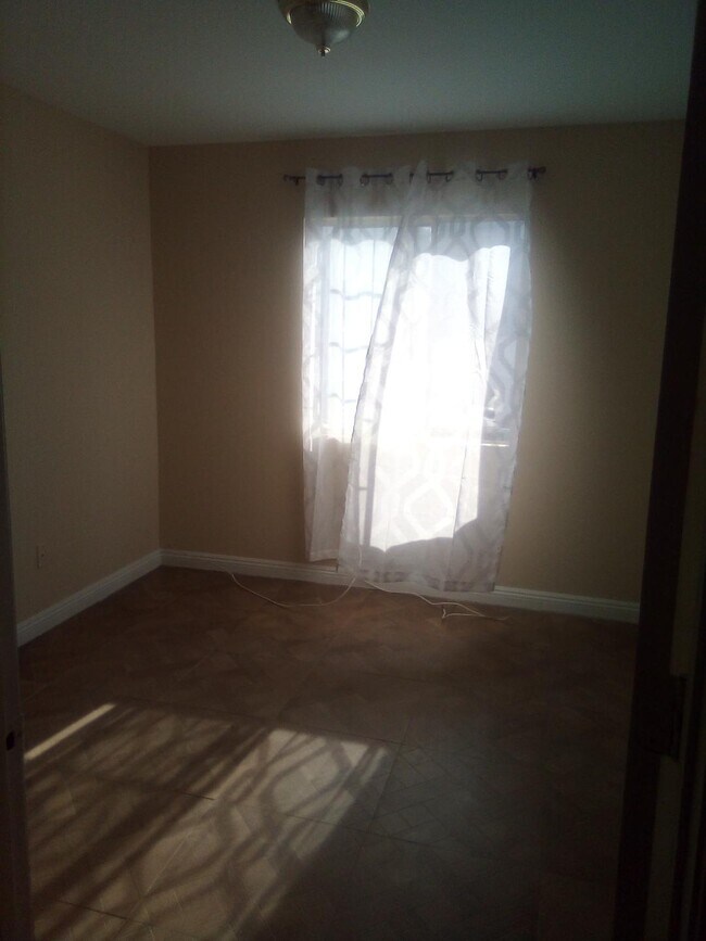 Bedroom - 2106 S Ridgeley Dr