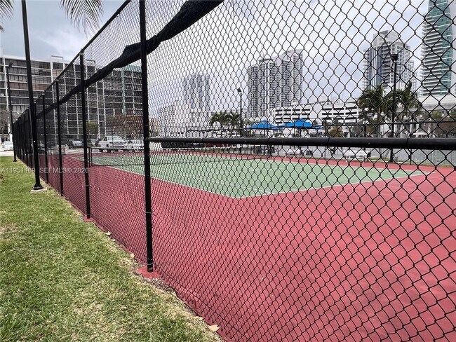 Building Photo - 200 Leslie Dr