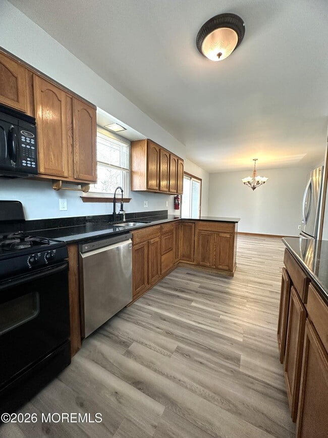 Building Photo - 185 Ravenwood Blvd