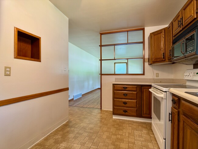 Building Photo - 1523 Margaretha Ave