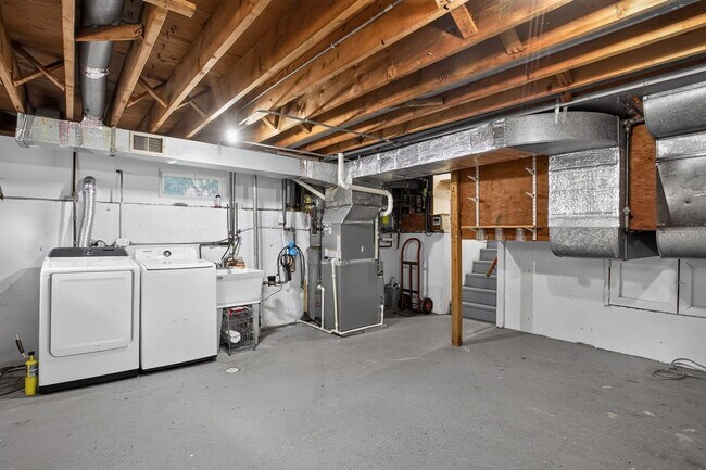 Building Photo - Spacious Stunning 3 BR House in Mount Prospect W/ Office/Playroom on Corner Lot