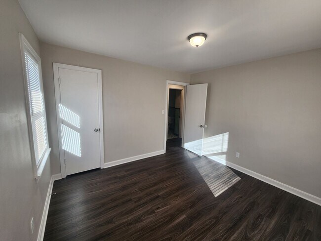 Building Photo - Updated 3 bedroom 1 bath in Shively! Excellent location!