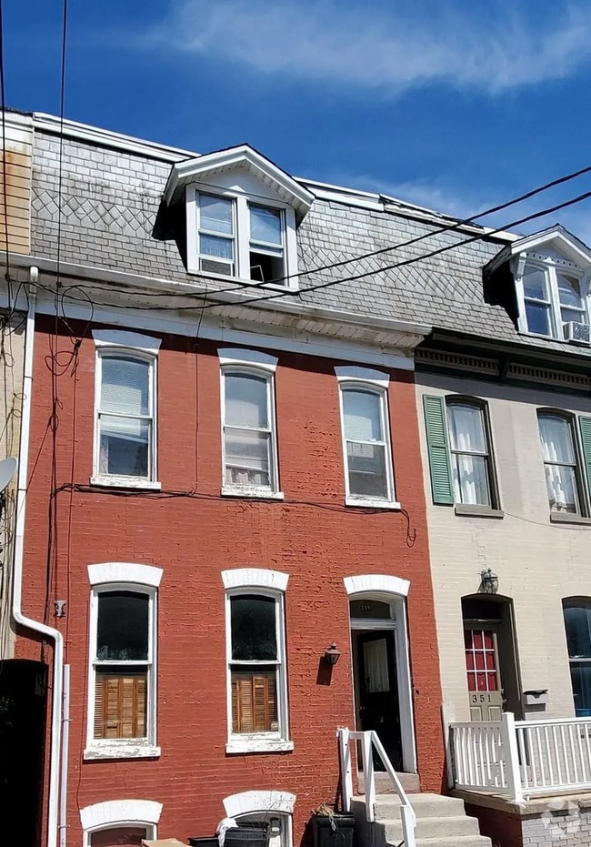 Building Photo - Available Now! Spacious 5 Bedroom Home Loc...