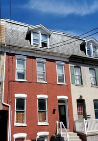 Building Photo - Available Now! Spacious 5 Bedroom Home Loc...