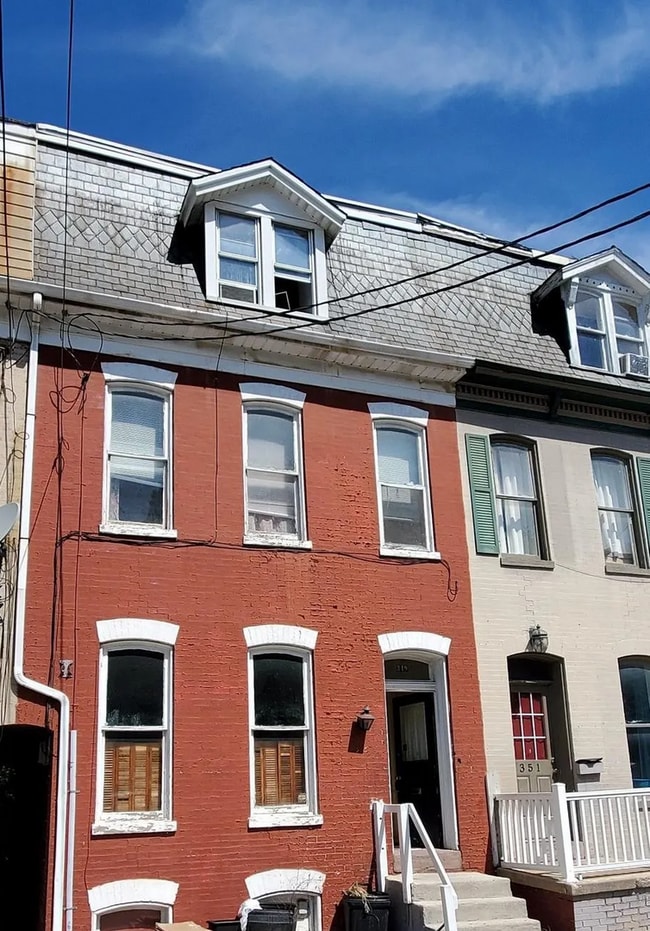Primary Photo - Available Now! Spacious 5 Bedroom Home Loc...