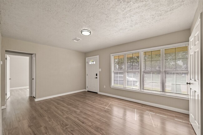 Building Photo - 1221 Parkway Dr