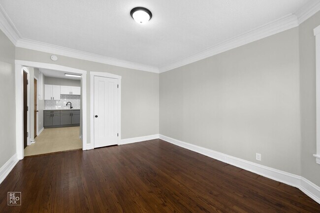 Building Photo - 703 N Austin Blvd