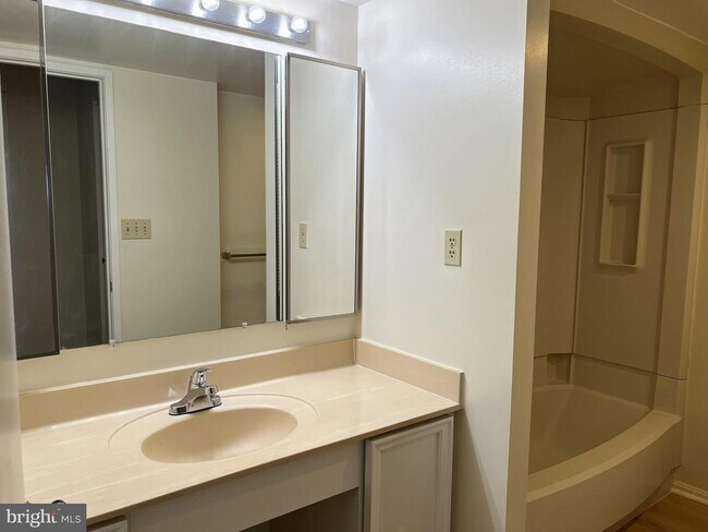 Building Photo - 15101 Interlachen Dr