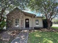 Building Photo - Location!  Location!  3 bedroom, 2 bath house in Beau Pre near LSU