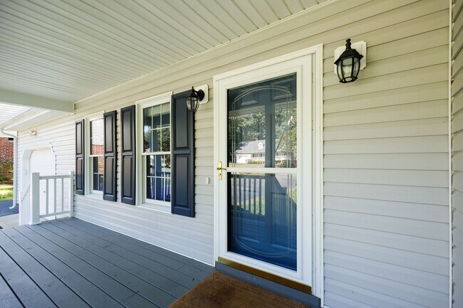 Building Photo - 3 Bedroom/2 Bath Rancher in the North Ches...