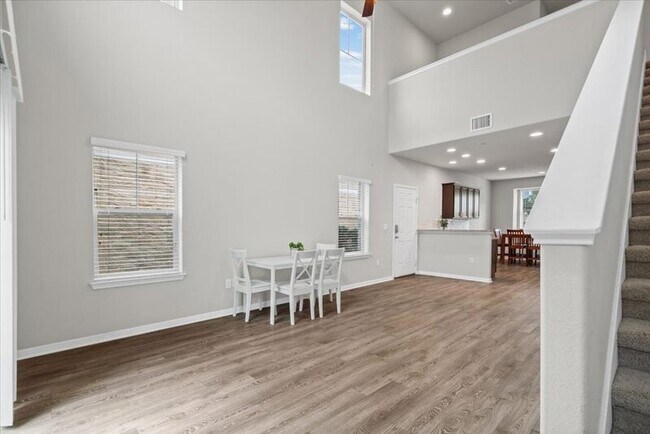 Building Photo - 516 E Slaughter Ln