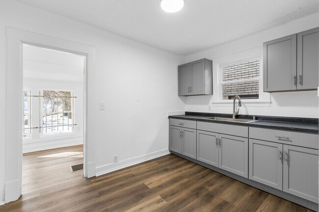 Building Photo - 3042 Greenwood Ave
