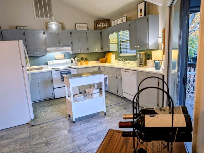 Building Photo - 842 Alpine Dr