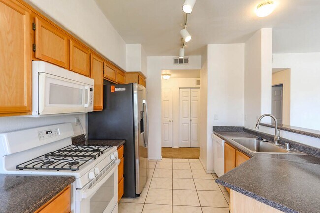 Building Photo - 2 Bed Condo Centrally Located