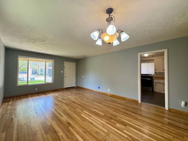 Building Photo - 3 Bedroom Home Walking distance to Sloan L...