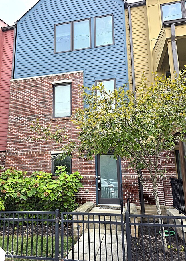 Building Photo - 611 E 11th St