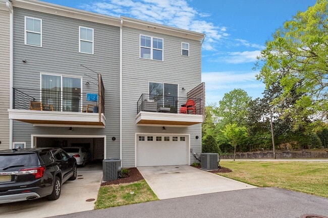 Building Photo - Stunning 3BD, 3.5BA Raleigh Townhome on a ...